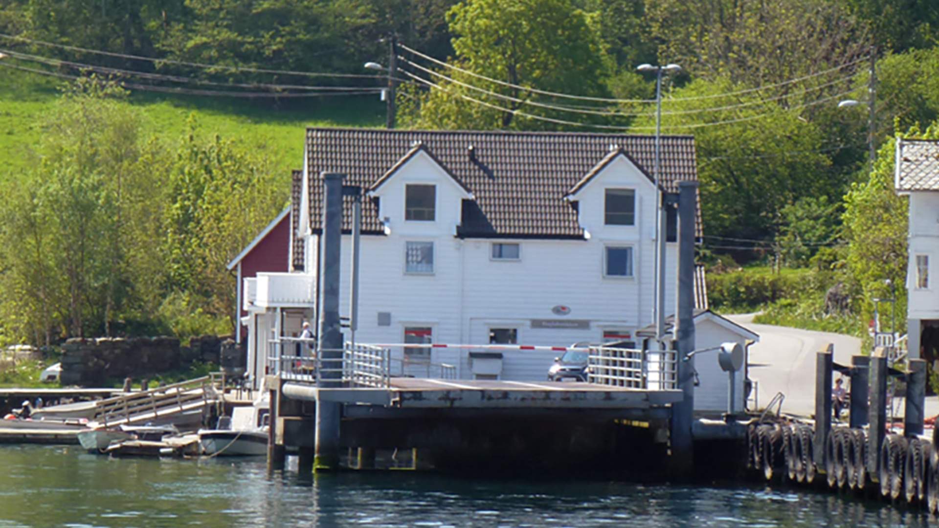 Ferjestø, gjestehamna og nærbutikken på Huglo