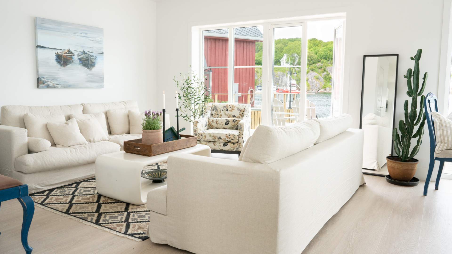 Stova i Kvitanaustet - med utsikt rett på sjøen