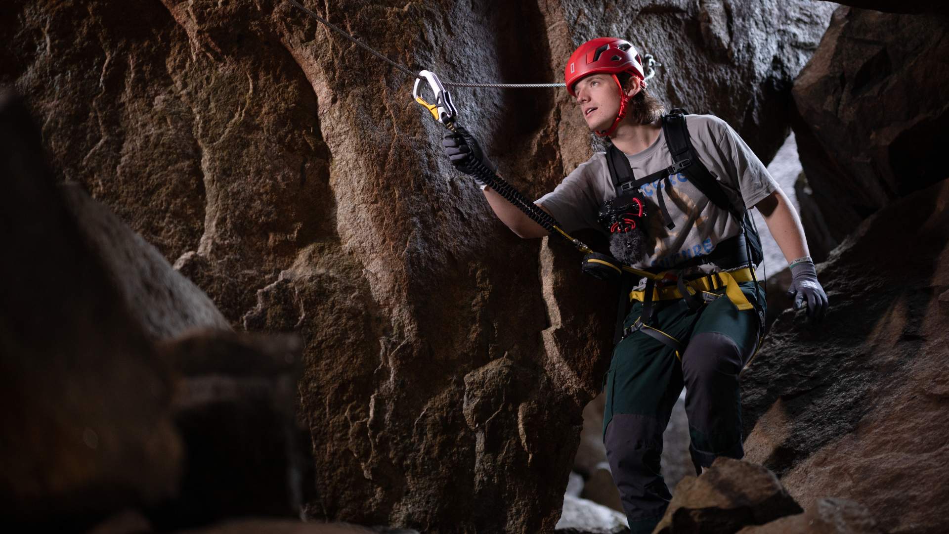 Between huge boulders in Via Ferrata Gloppedalsura