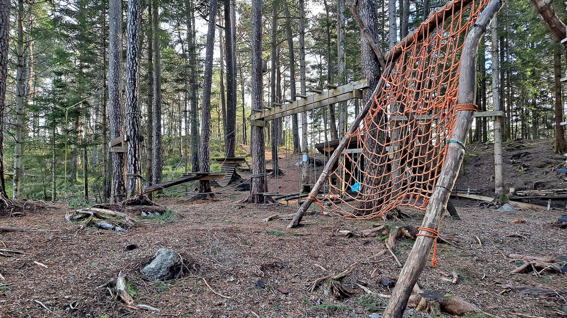 Mange leikeapparat er sett opp på Åsatinget