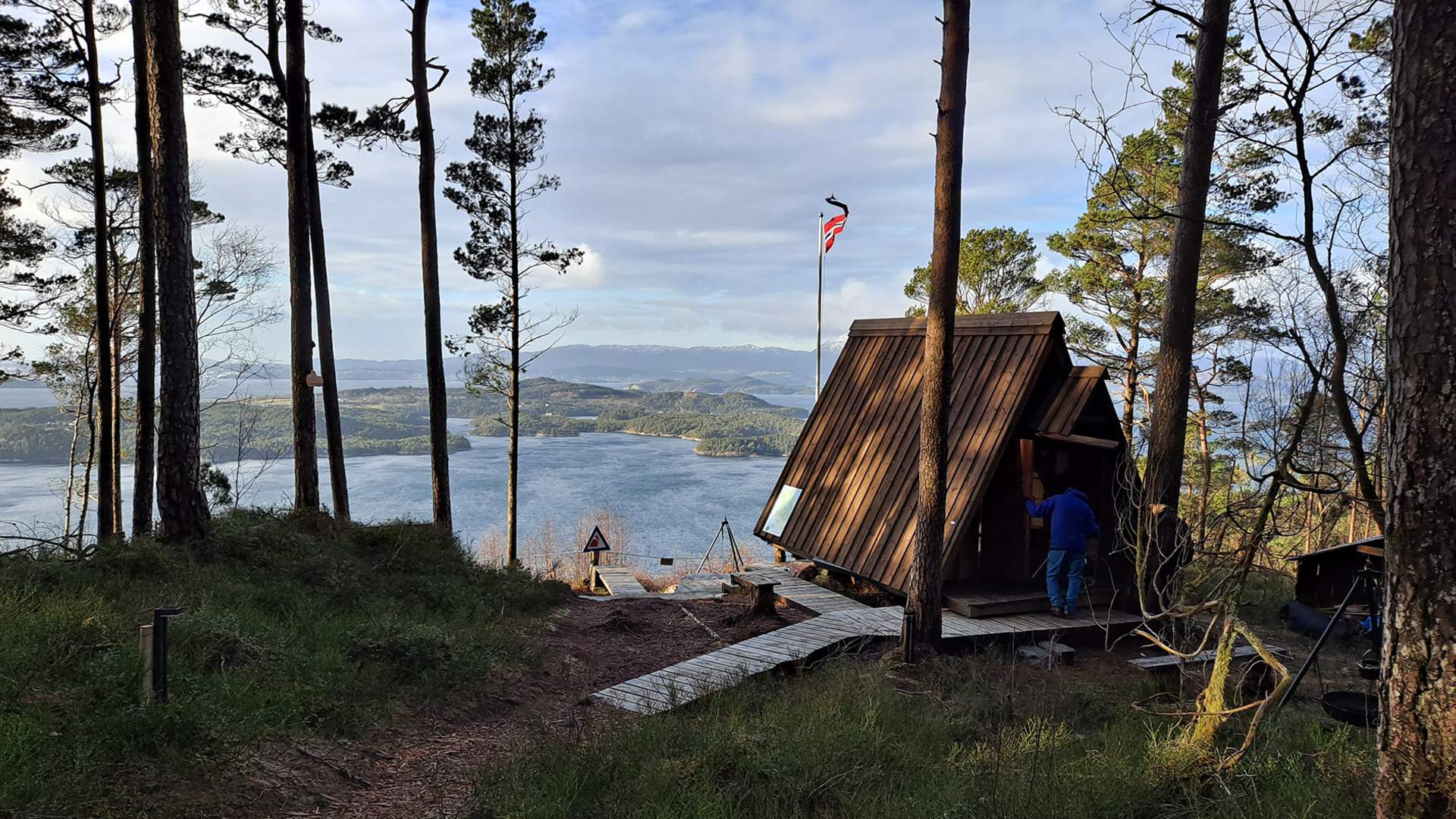 Hytta ved Åsatinget er flott å ta ein pause i