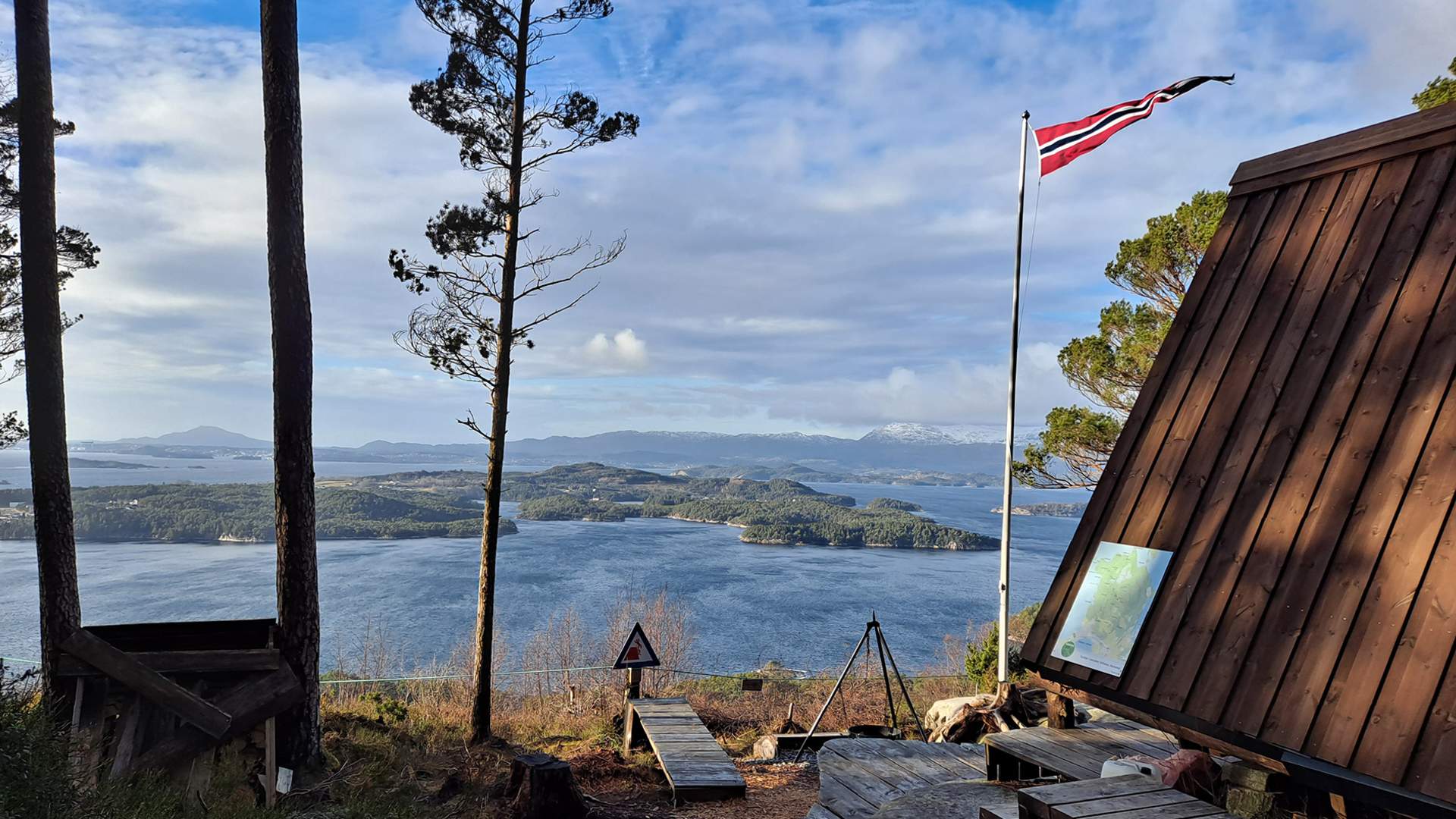 Hytta ligg flott til med utsikt mot Siggjo, Stord, Ranavik og med bålpanne og benkar