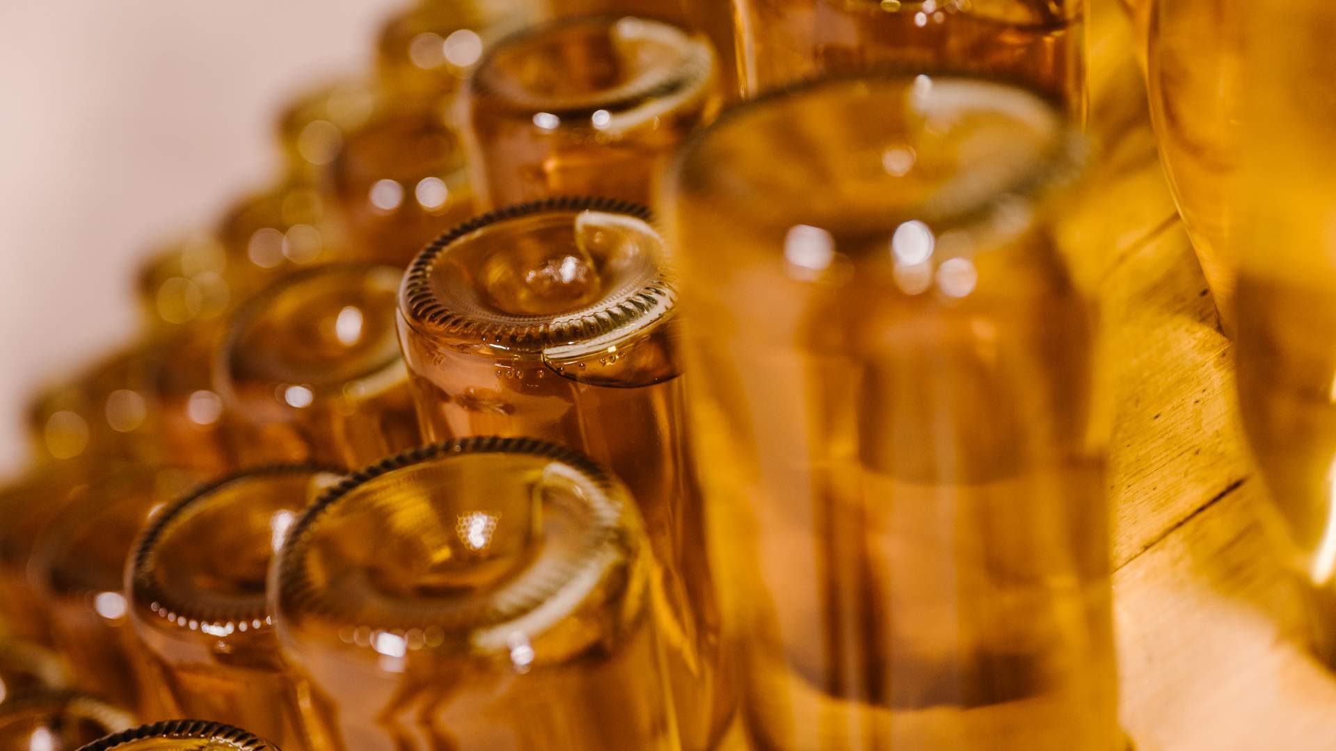 Siderflasker på stativ, klar for å fylles med deilig sider fra Lingebakken