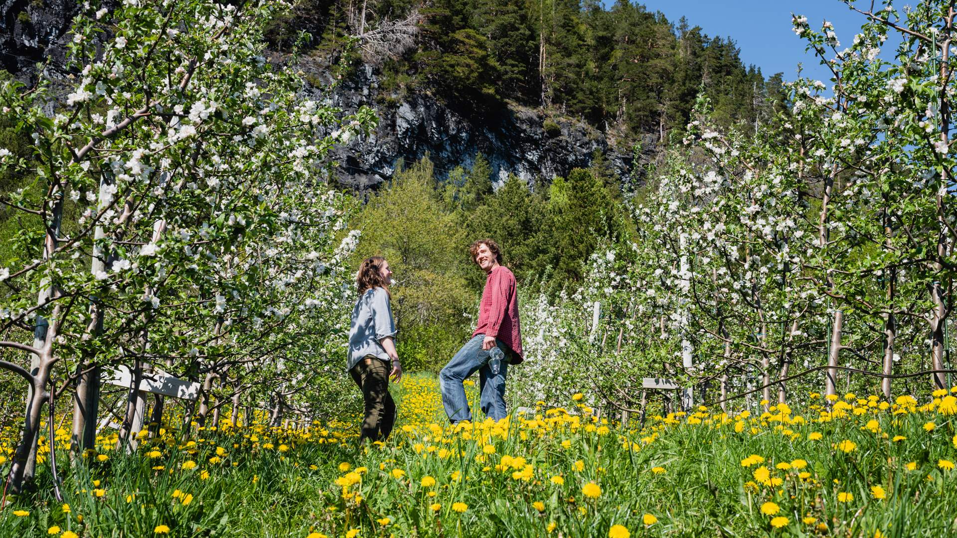 Elida og Peje i frukthagen på Lingebakken