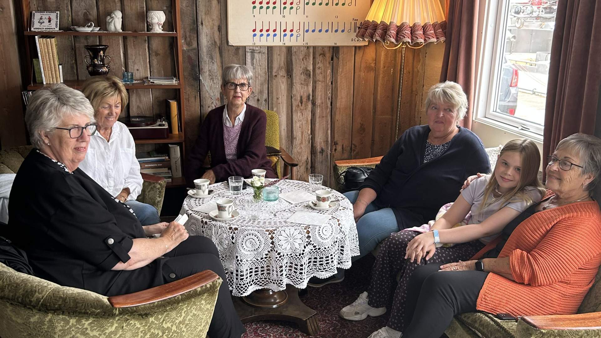 Damer på kafe på Himsligt