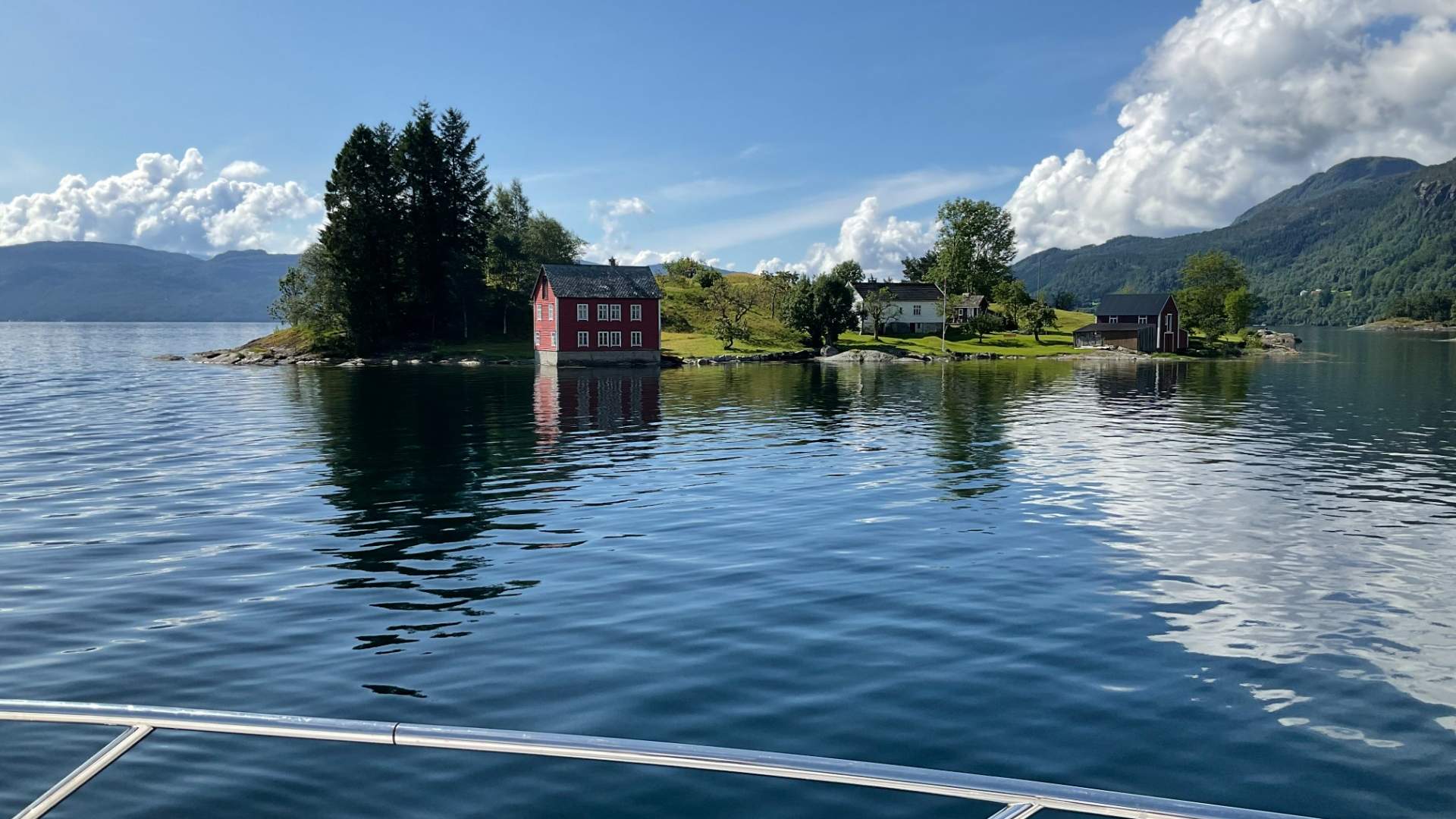 Charter yacht cruise between Stavanger and Bergen