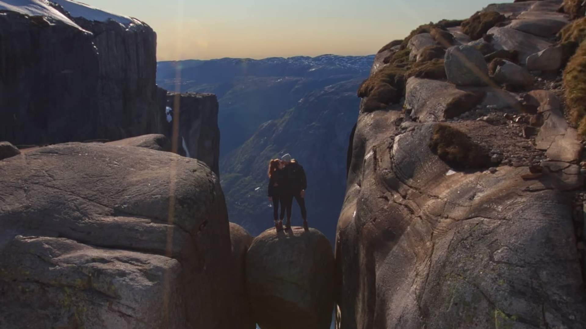 A couple on the top of the Kjerag boulder