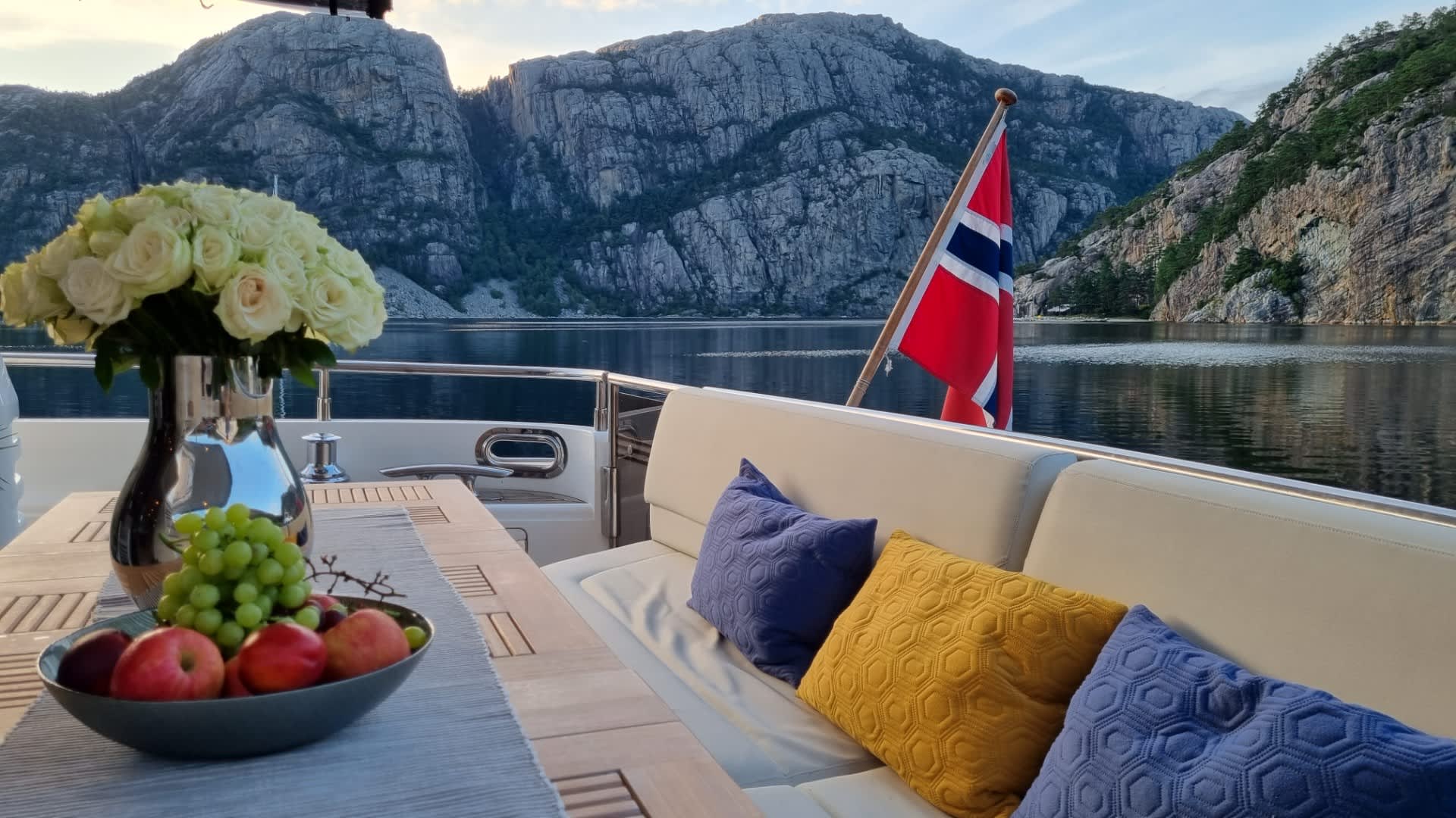 Frukt og blomster på bordet