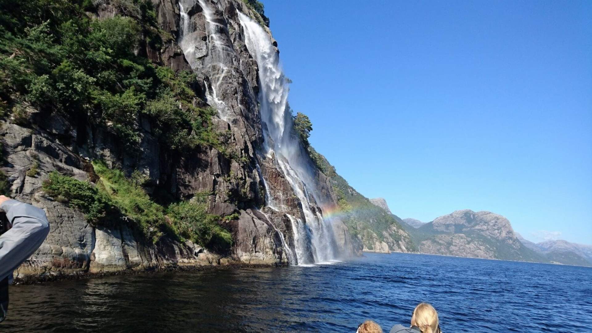 Foss sett fra fjorden