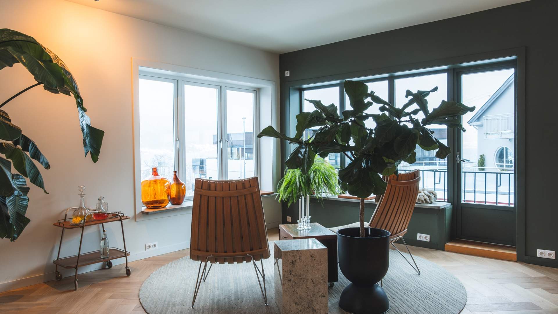 Utsikt til sentrum og til fjellene