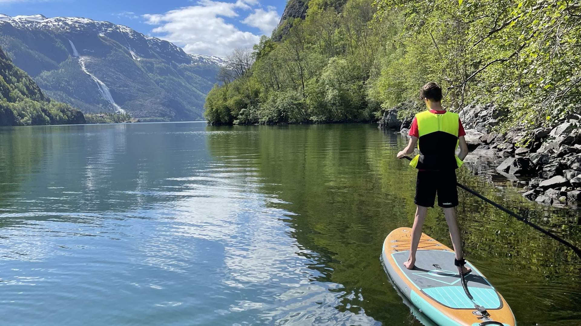 På SUP i Åkrafjorden med Langfoss