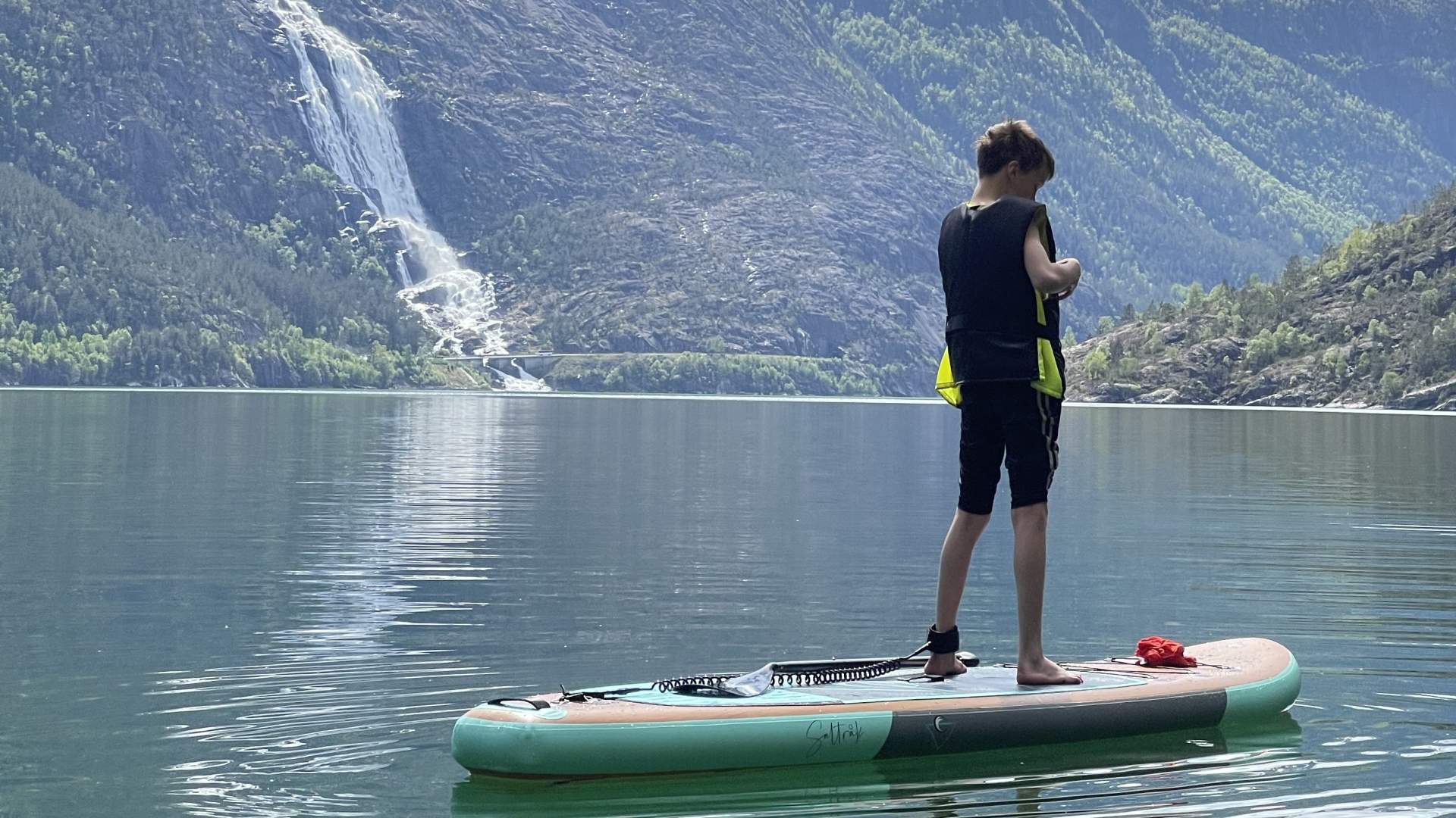 På SUP i Åkrafjorden med Langfoss