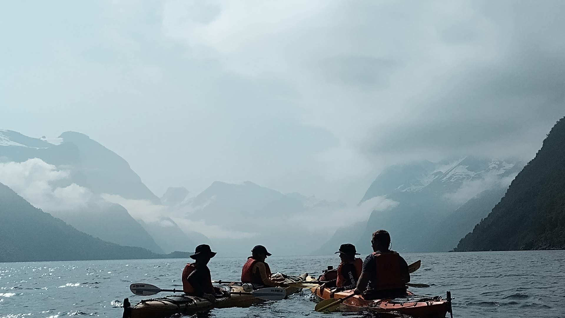 To kajakker nyter en stille stund i Hjørundfjorden.