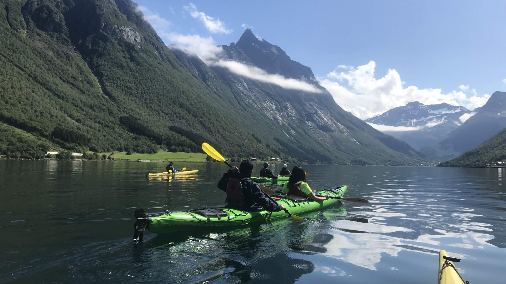 Perfekt kajakkvær i Hjørundfjorden, med Slogen i bakgrunnen.