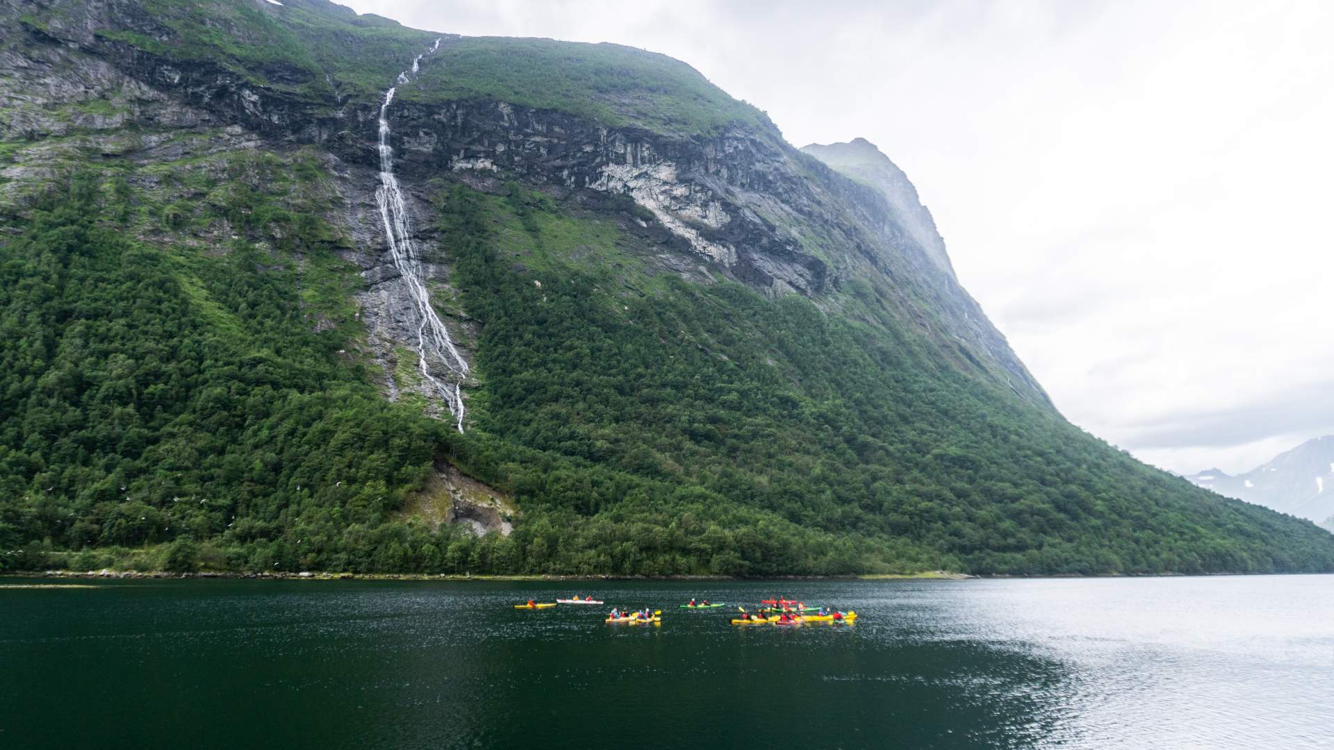 En gruppe med padlere i Hjørundfjorden.