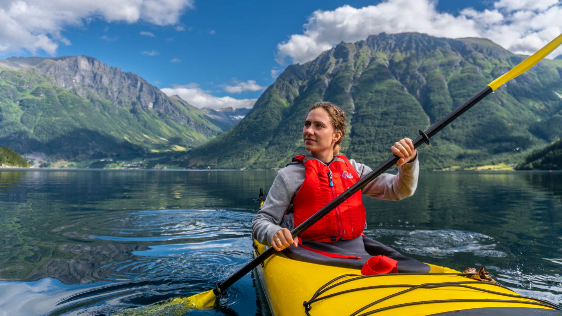 Stille på Hjørundfjorden, perfekt kajakkvær!