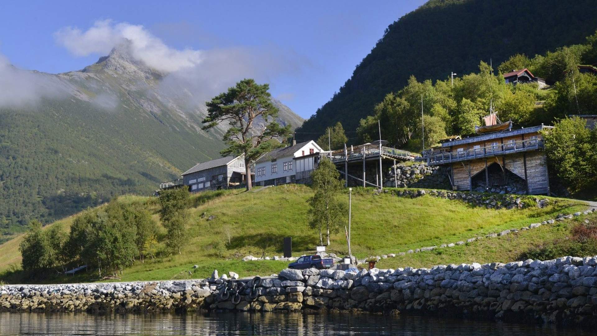 Norway Adventures tar deg med på besøk på den veiløse bygda Trandal i Hjørundfjorden.