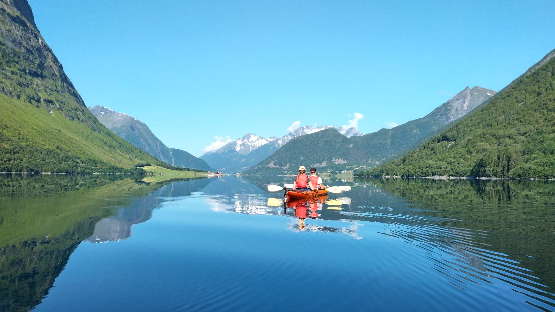På kajakktur i en speilblank Hjørundfjord.