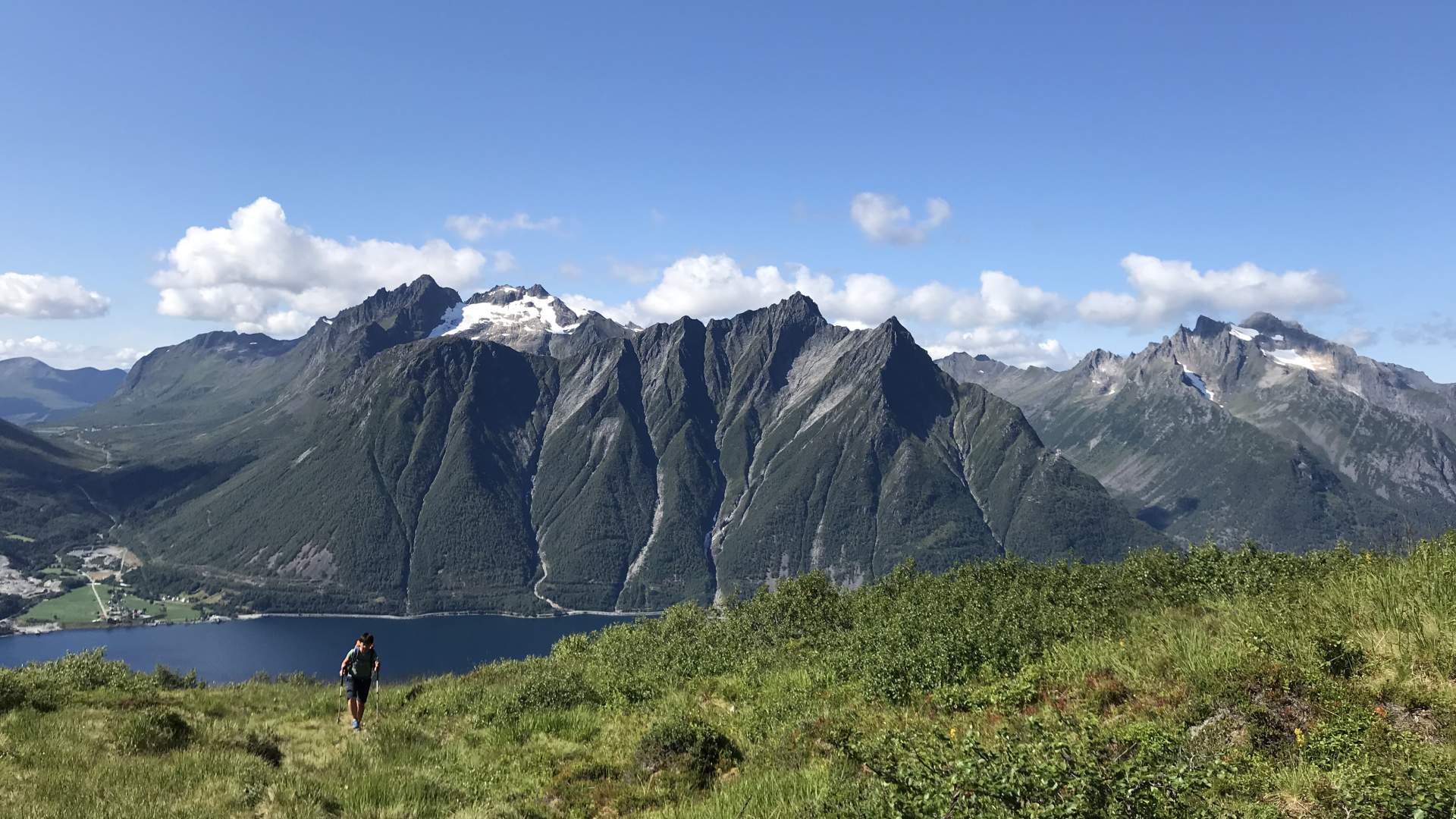 På fjelltur i Trandal med Hjørundfjorden som bakteppe.