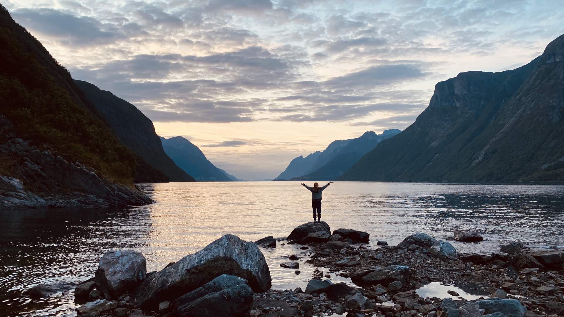 Nyt kveldsstemningen fra fjøresteinene i Hjørundfjorden.