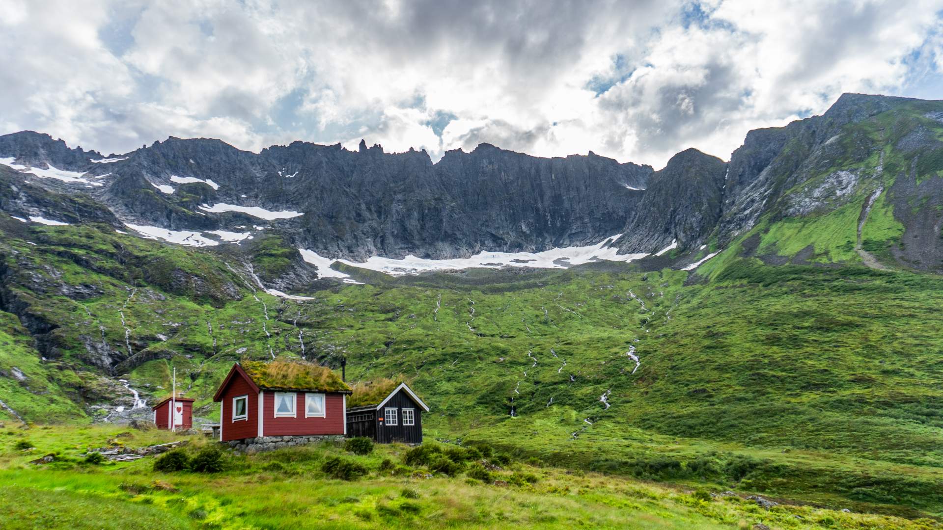 Setra på Skår omringet av høye taggete fjell.