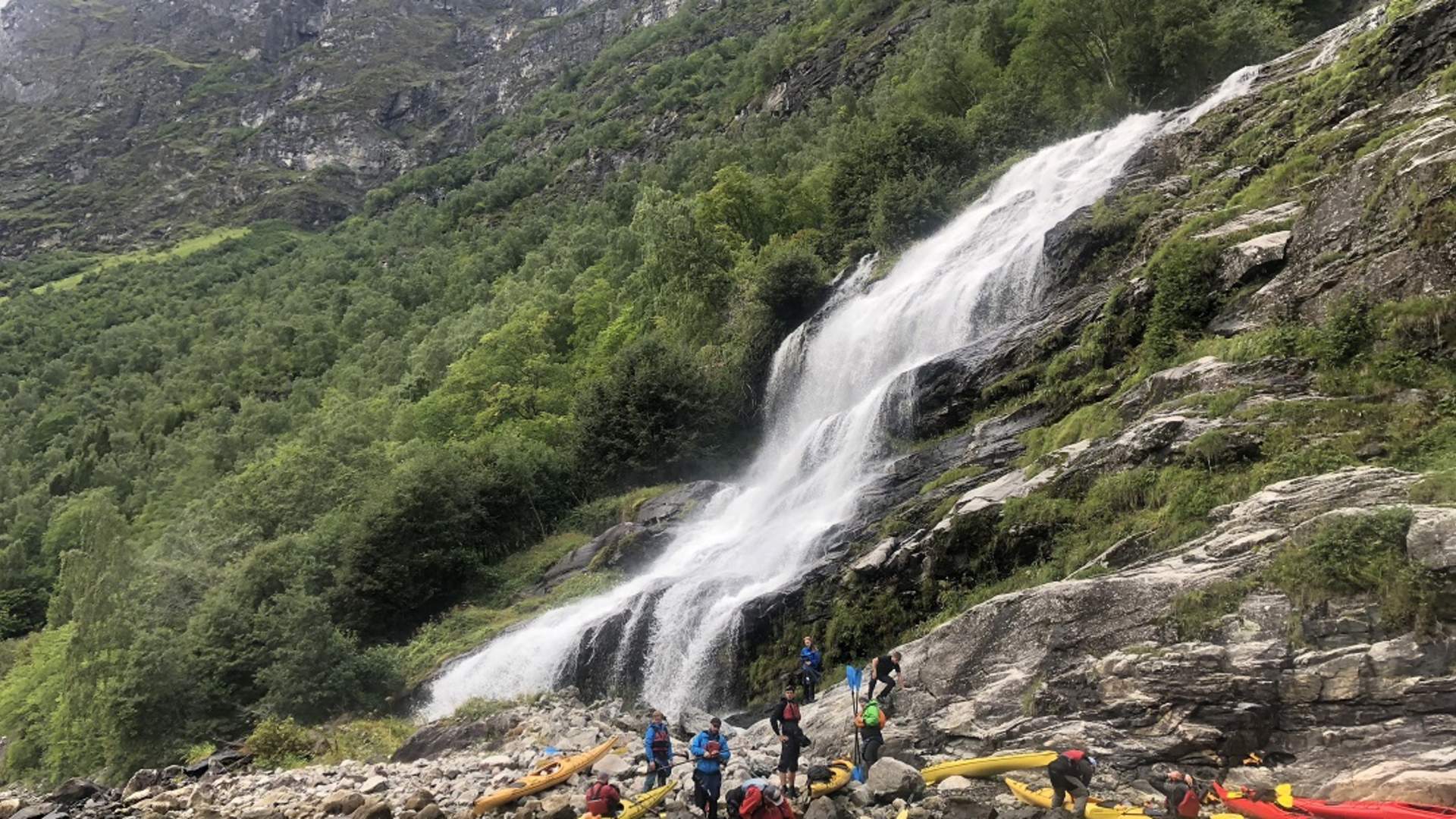 Strandhogg ved an av de mange fossene i fjorden.