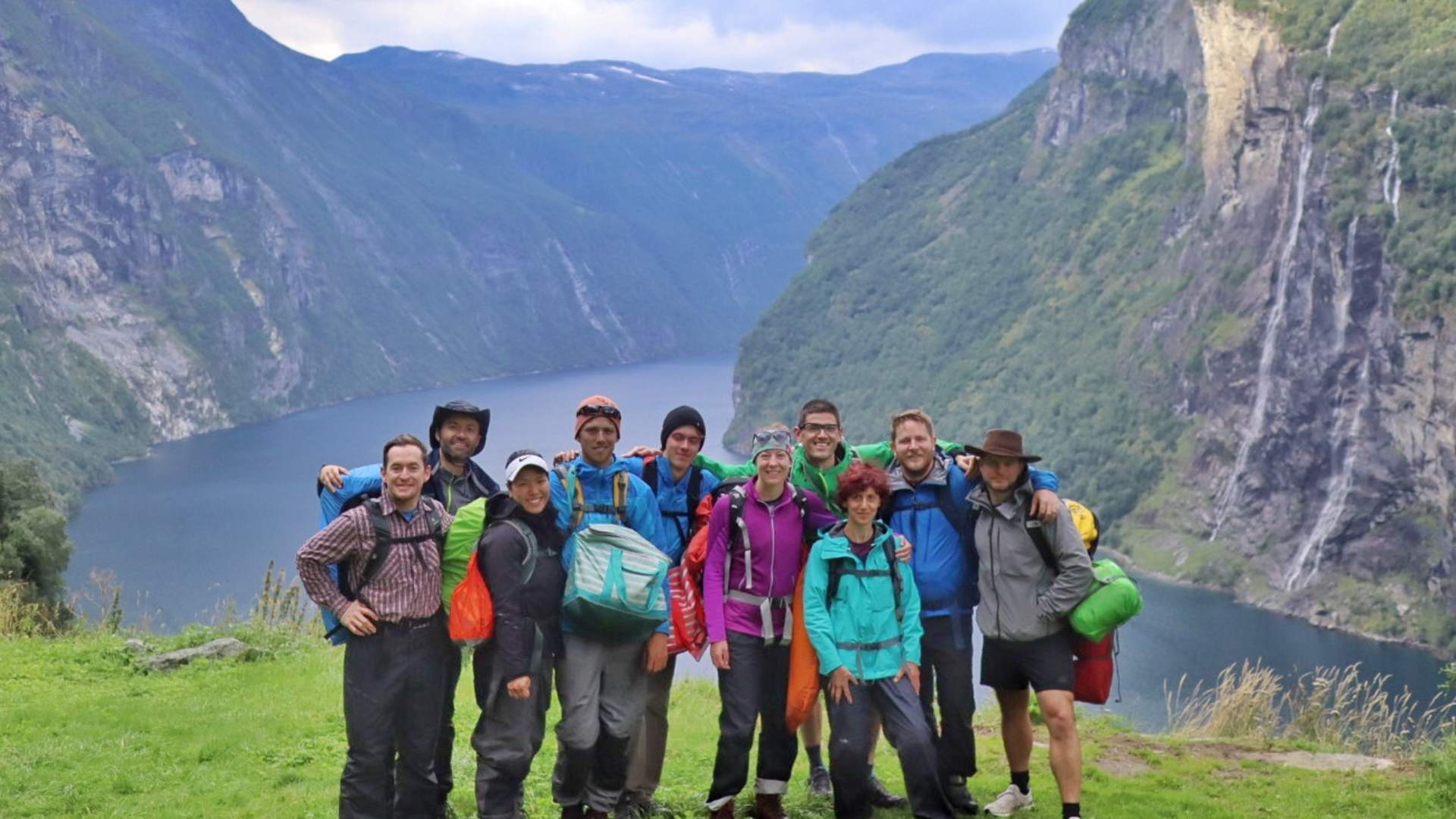 Gruppen har kommet til Geirangerfjorden, og står her på Skageflå.