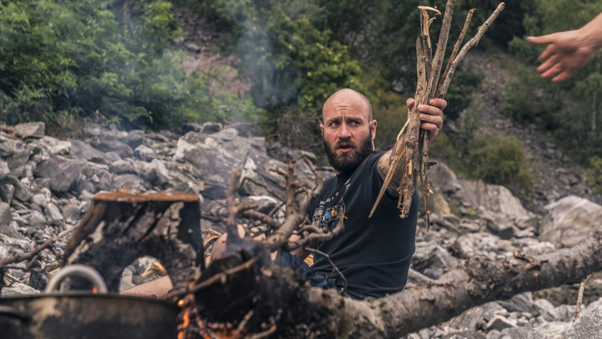 Ved må man ha når man skal tenne bålet for kvelden.