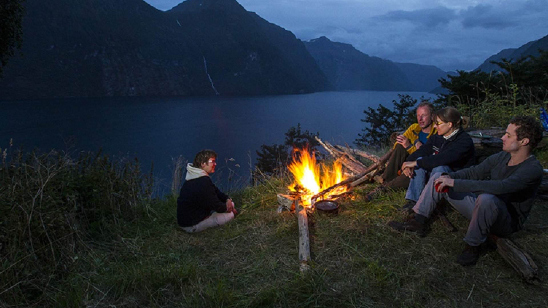 Kveldssteming rundt bålet.