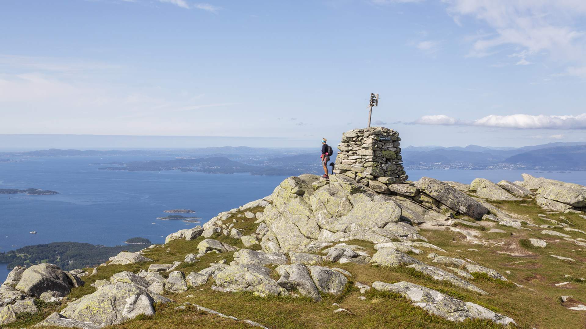 Frå varden på toppen av Tysnessåto er det vidstrakt utsyn ved klart vêr.