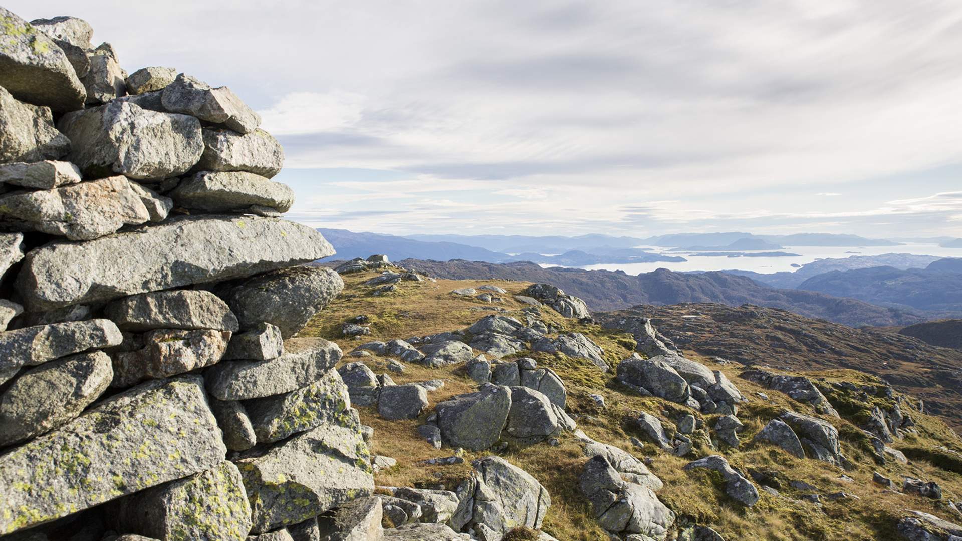 Frå toppen av Tysnessåto er det flott utsikt i alle himmelretningar.