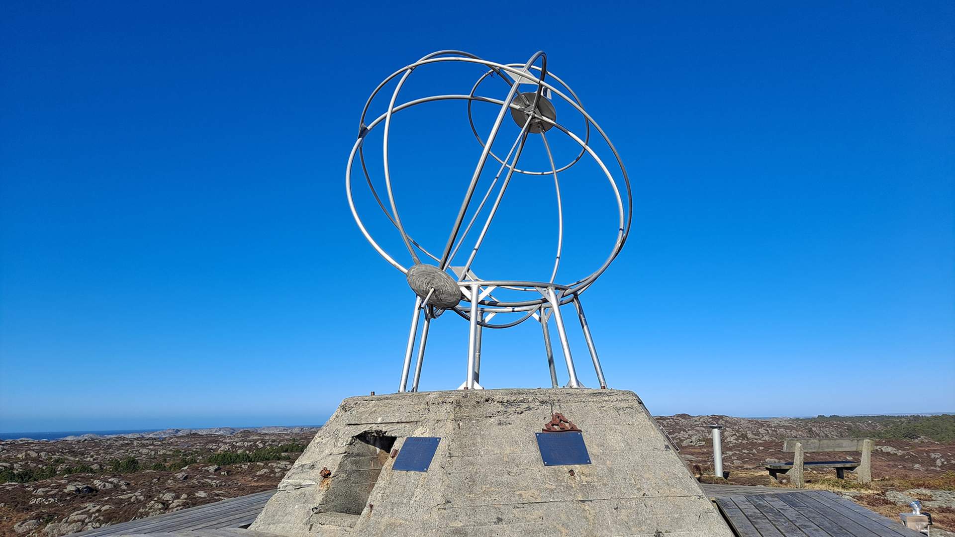 Monumentet Globen ligg flott til ved havet. Benk står klar for ein liten rast!