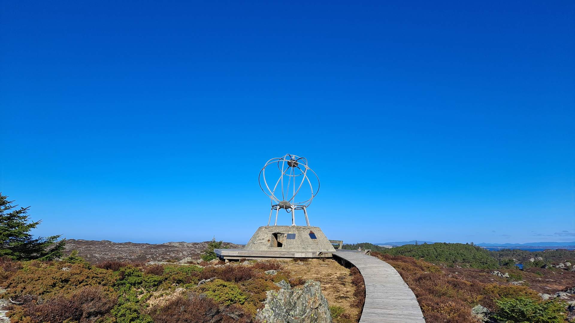 Det er laga flott veg ut til Globen, som ligg med utsyn mot havet.