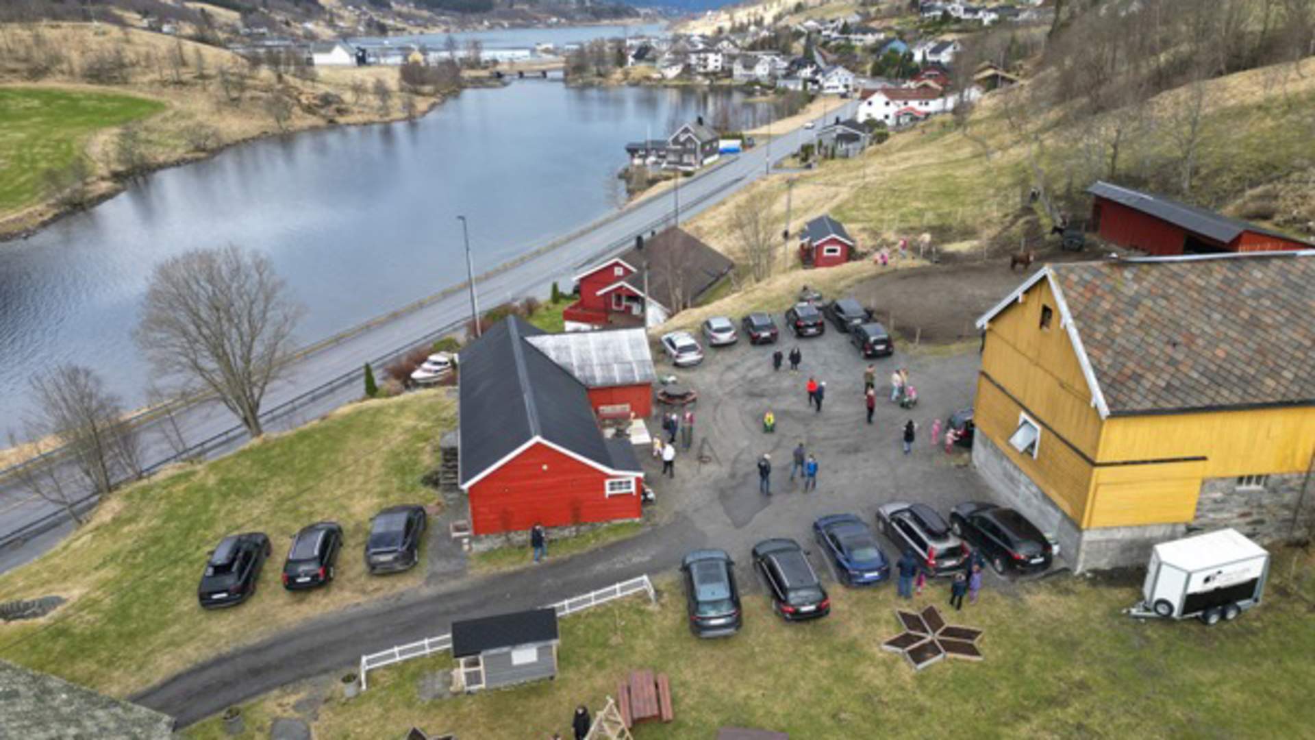 Besøksgården ligger idyllisk til i Sykkylven.
