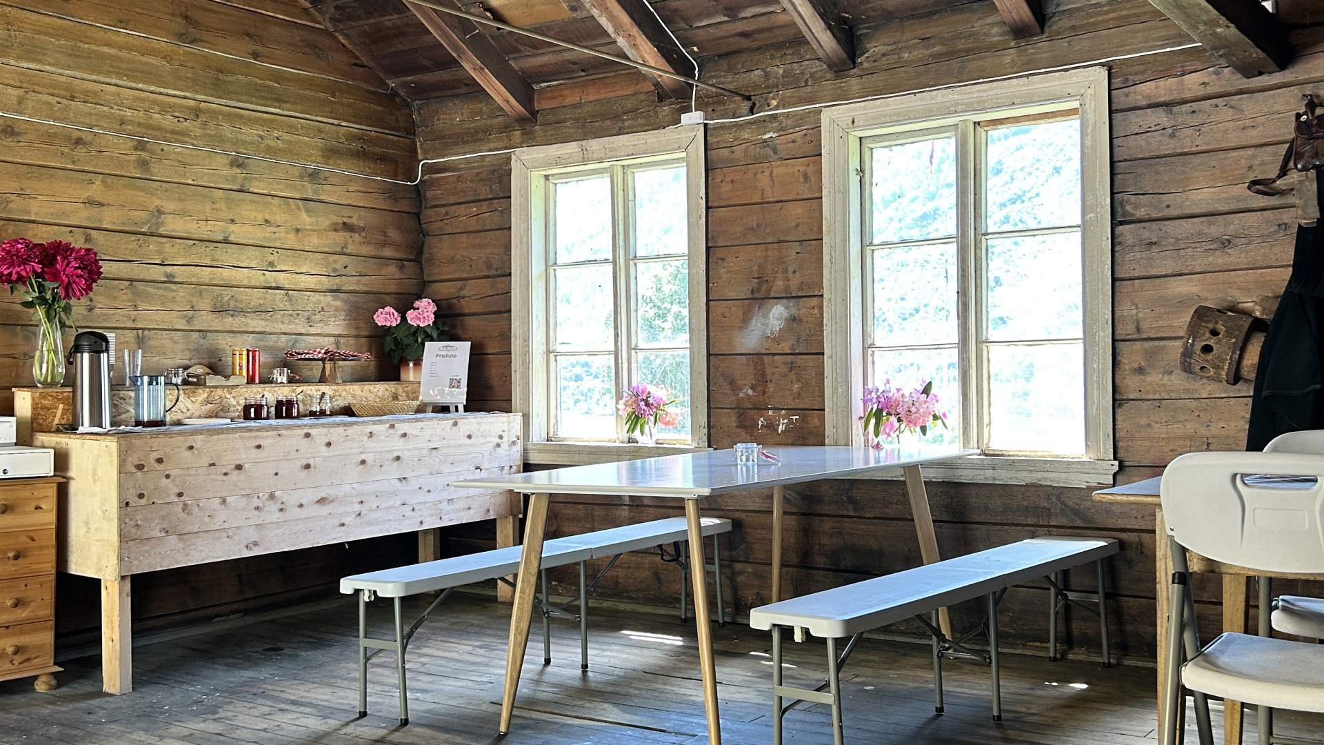 Kiosklokalet inne i våningshuset på gården.