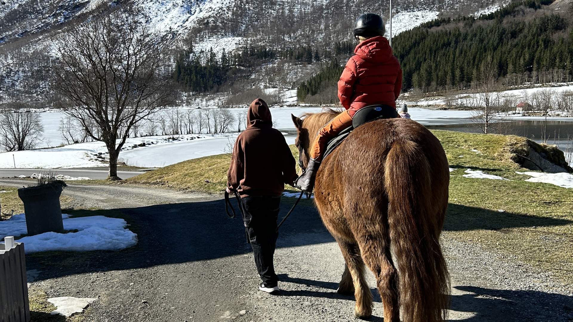 Barna koser seg på hesteryggen.