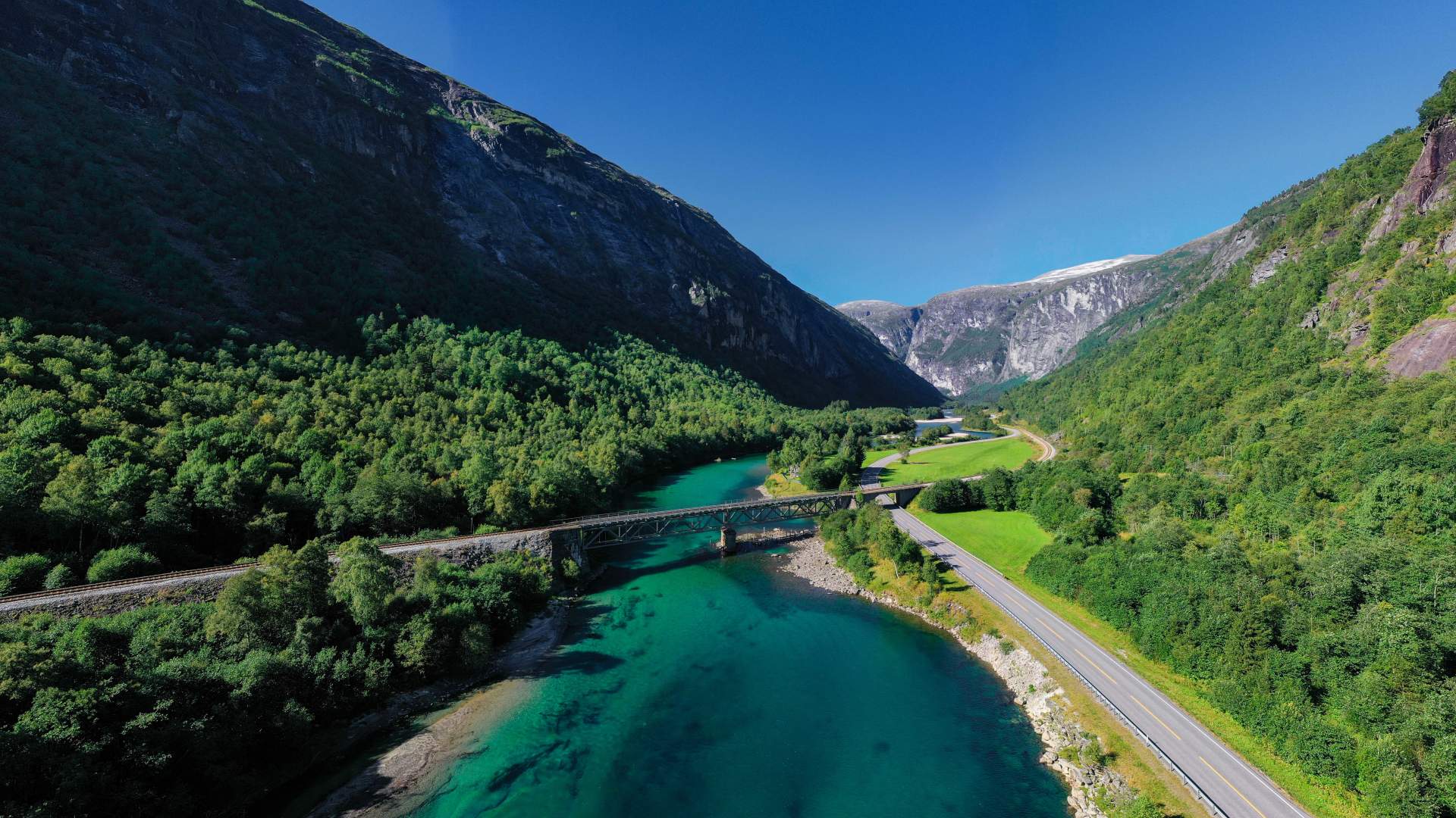 Følg sporene langs den smagardgrønne Raumaelva