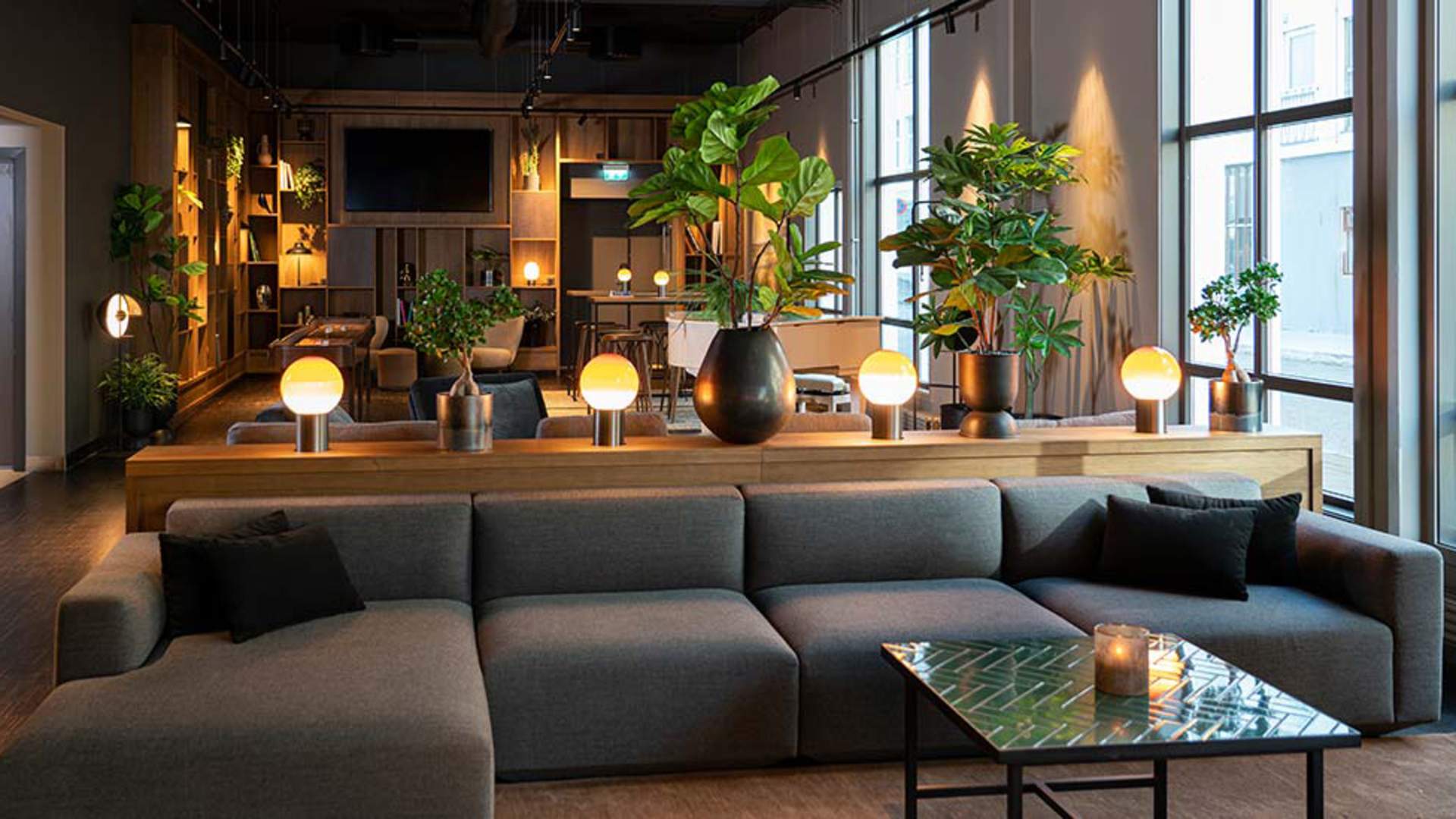 Koslige sittegrupper i hotellets lobby.