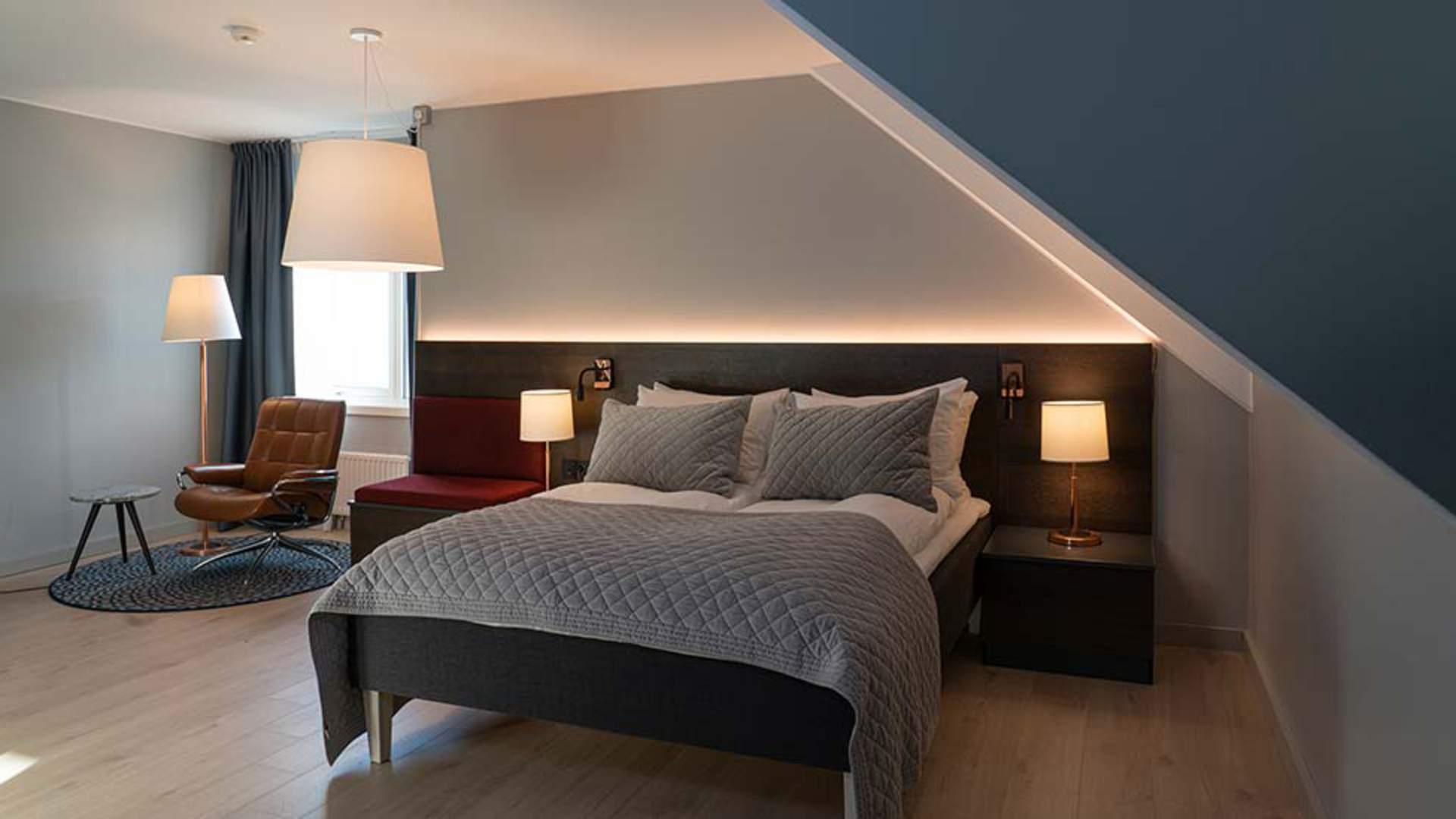 Standardrom på hotellet, her kan du slappe av i lyse og lette omgivelser.