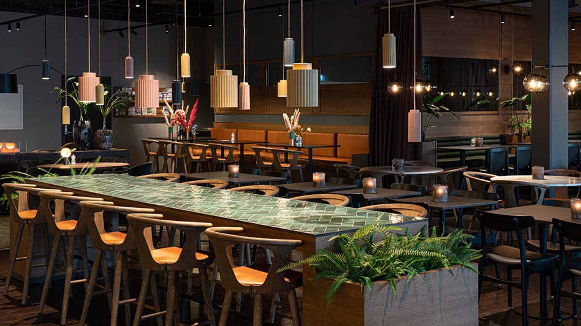 Restauranten på hotellet inviterer til god stemning.