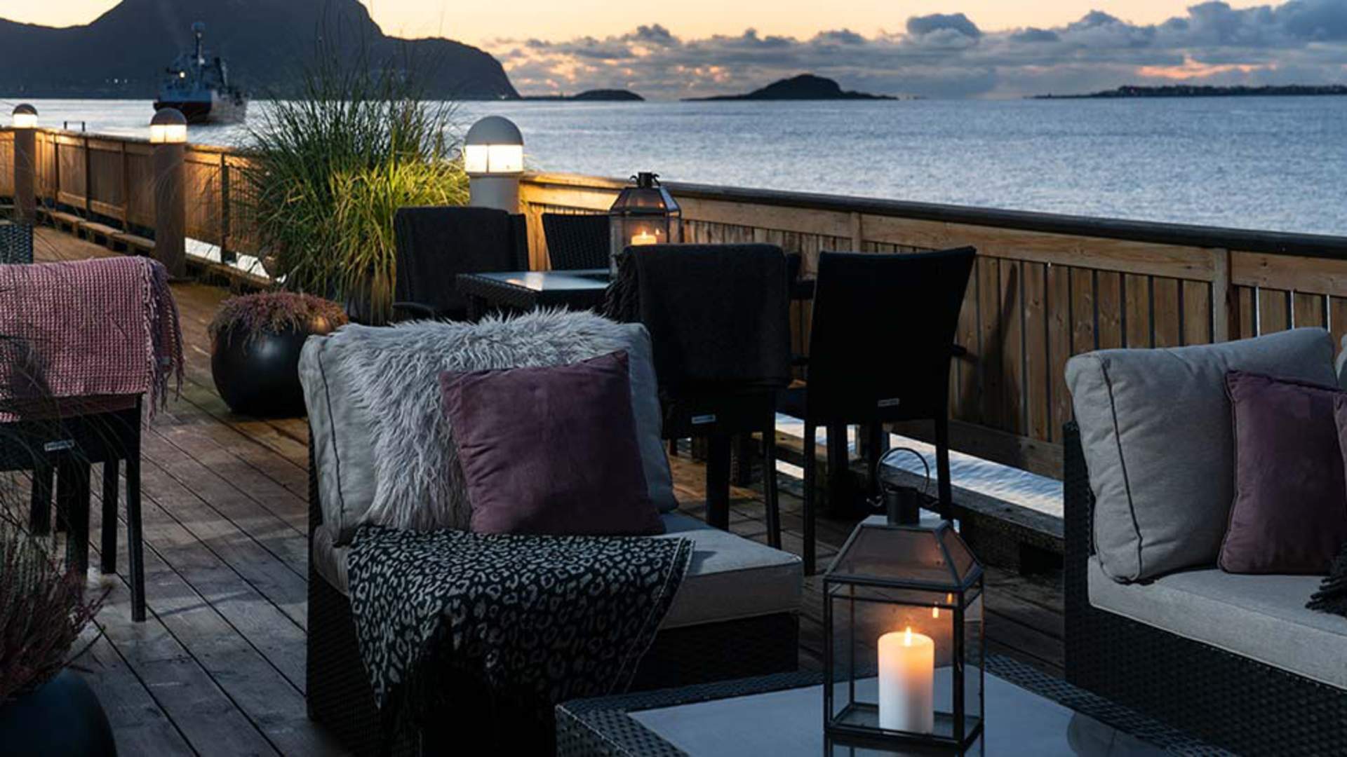 Koslig uteplass rett ved sjøkanten, her kan du se sola gå ned i havet.