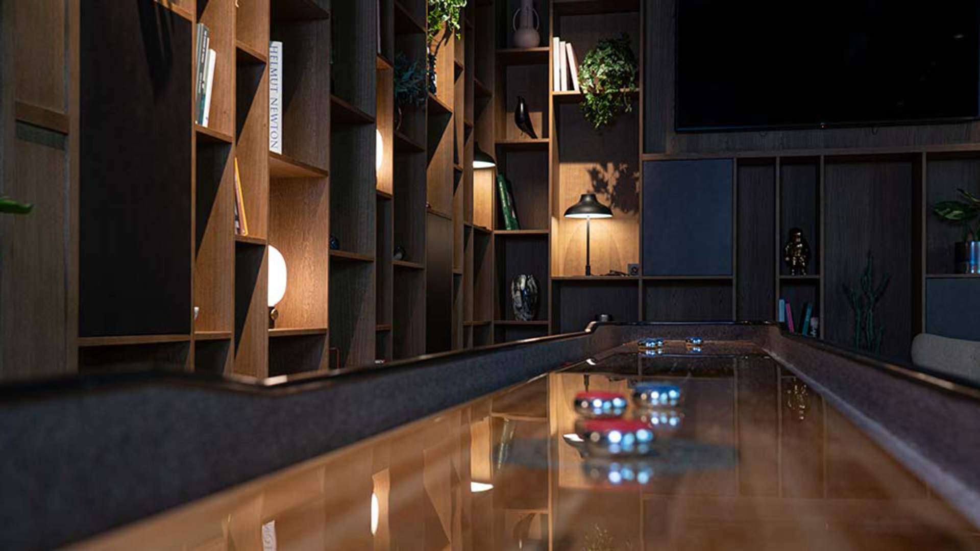 Benytt anledningen til et slag med Shuffleboard i lobbyen.