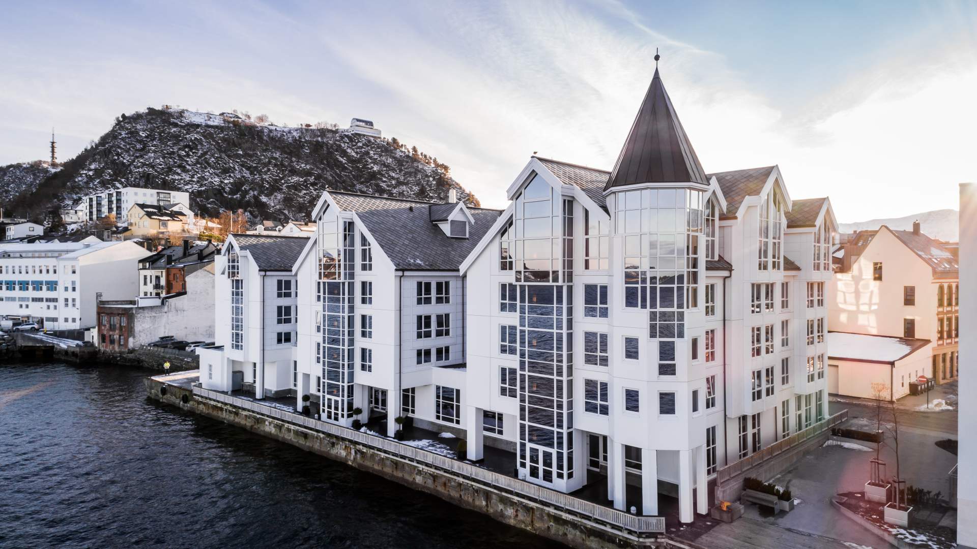 Hotellet ligger fint til ved sjøkanten i Ålesund sentrum.