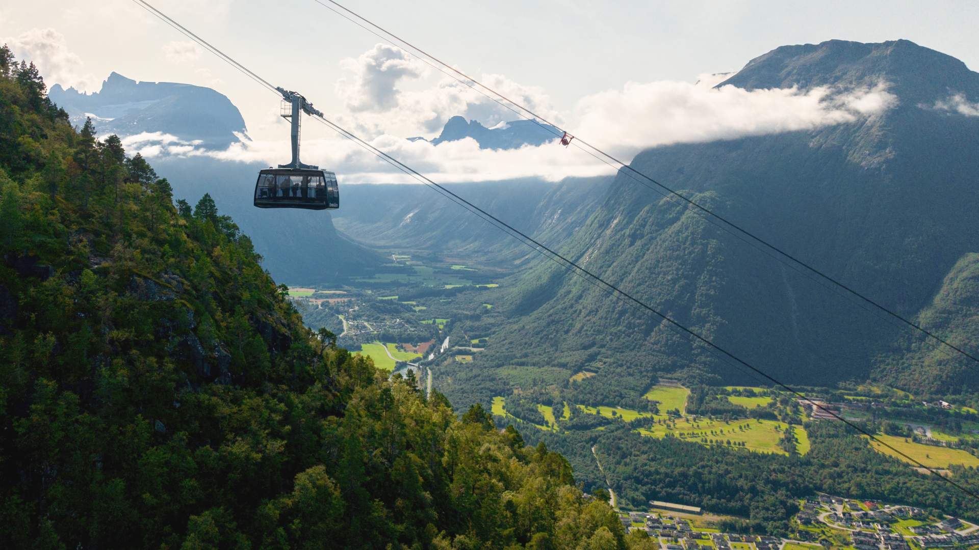 The Golden Train & Romsdalsgondolen including dinner at Eggen Restaurant