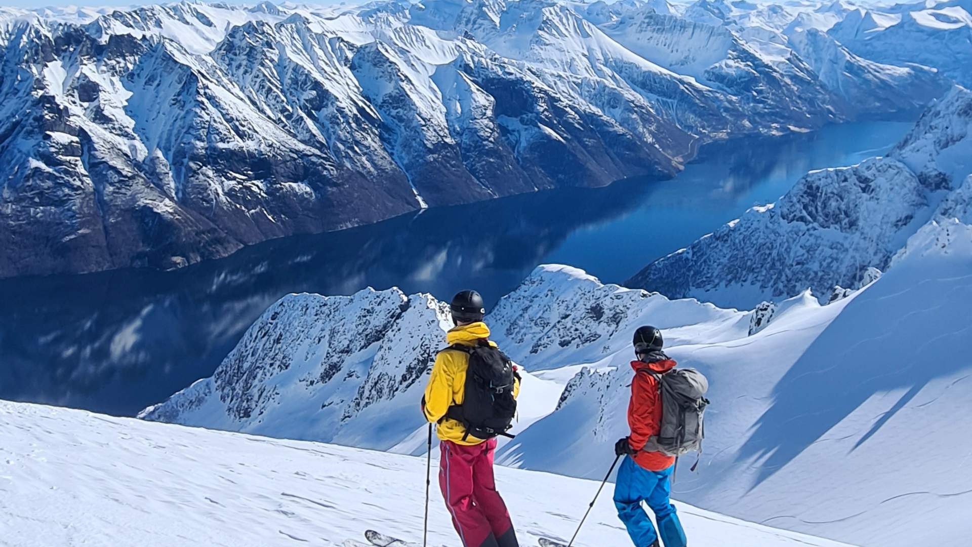 Bare å nyte utsikten i Sunnmørsalpane.