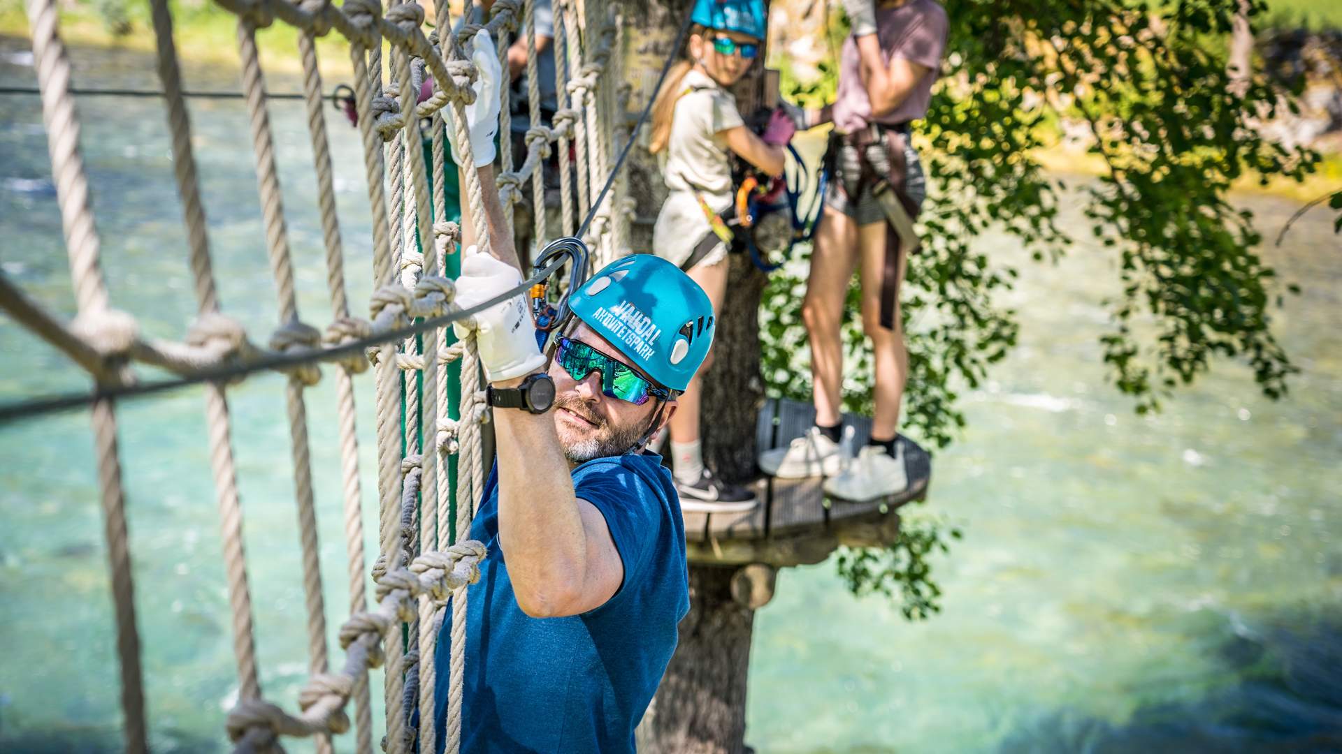 Hele familien på tur i klatreparken - løype!
