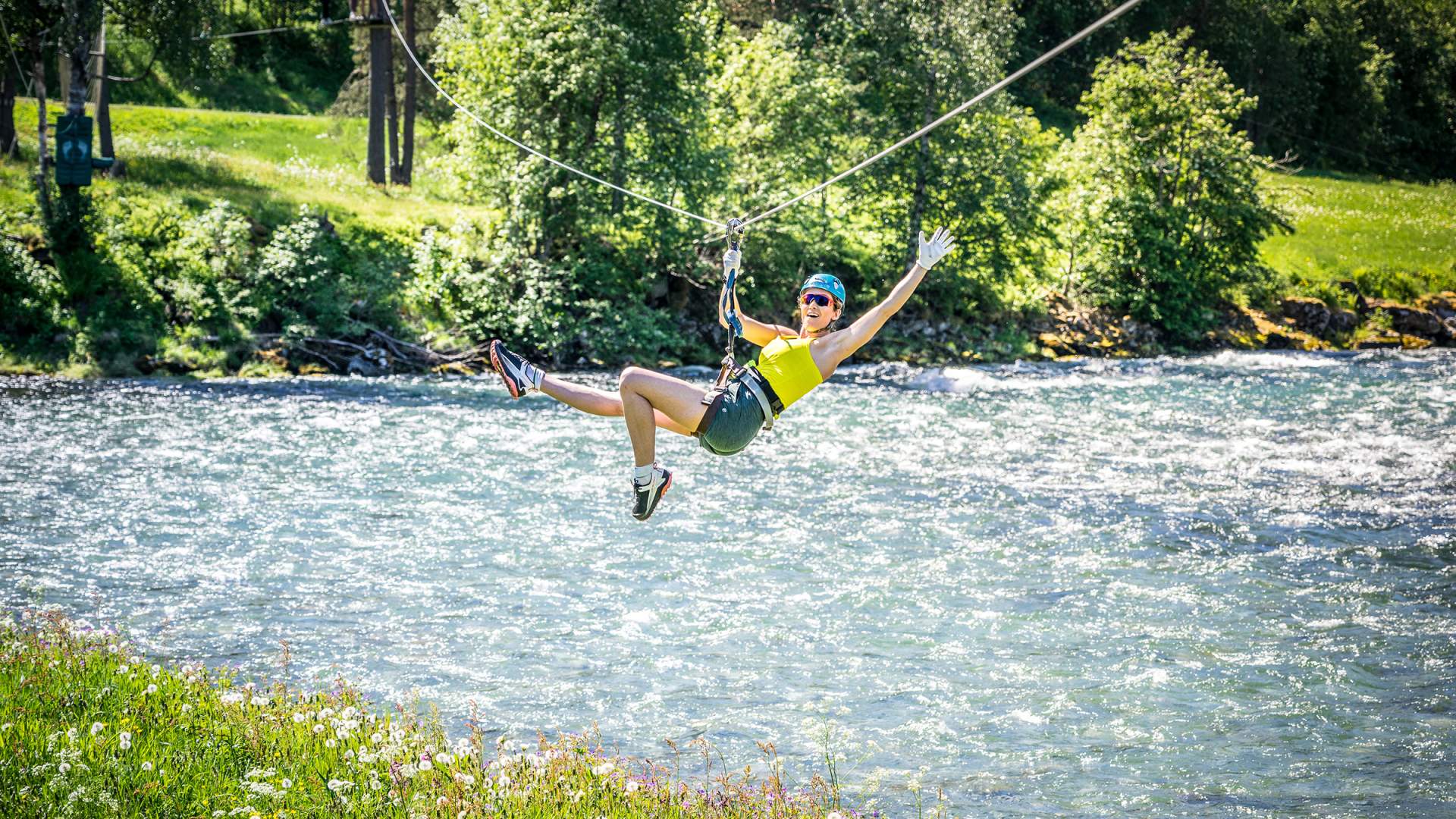 Sjekk den zipline-turen over elva!