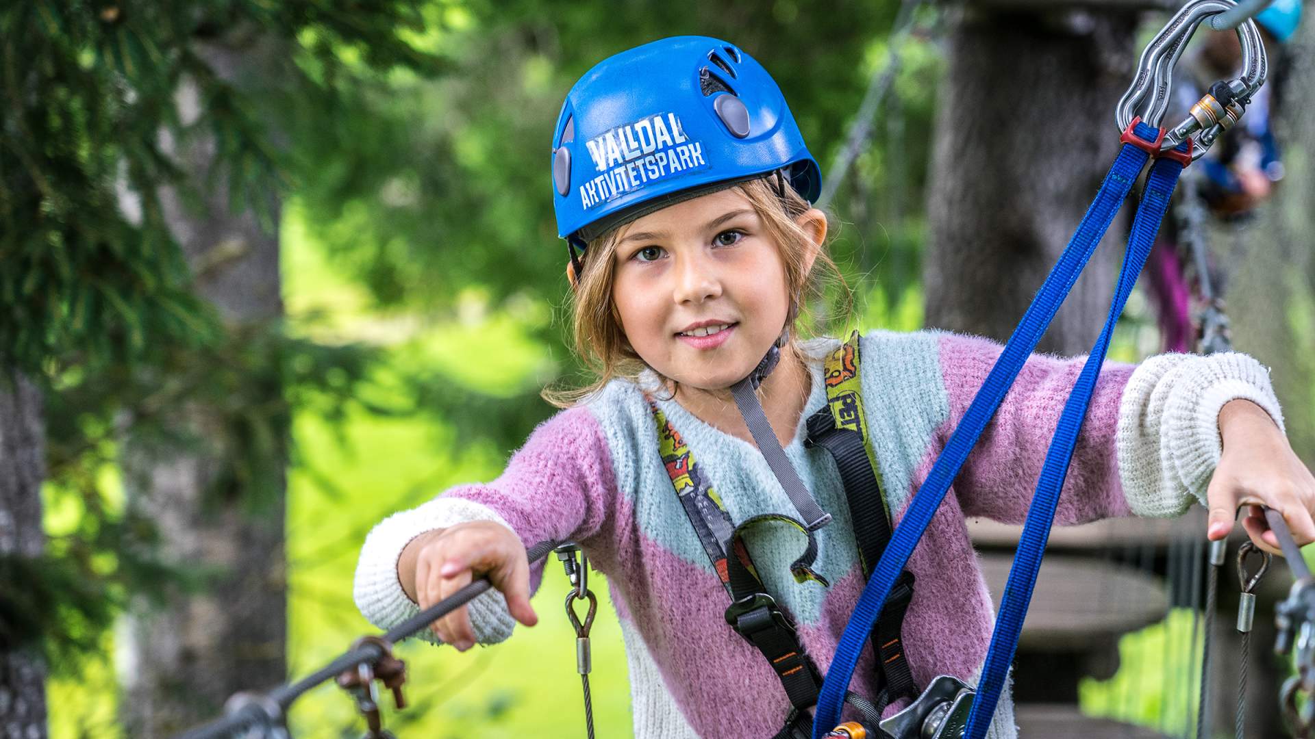 Koser seg i klatreparkenog hengebrua.