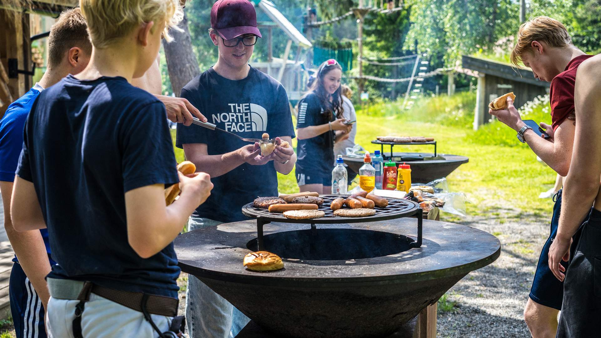 Griller tilgjengeleg på området.