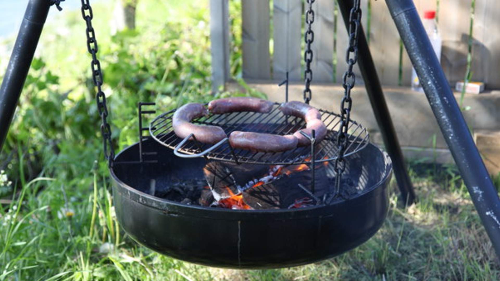 Grilling og hygge ved bålpanna etter en aktiv dag.